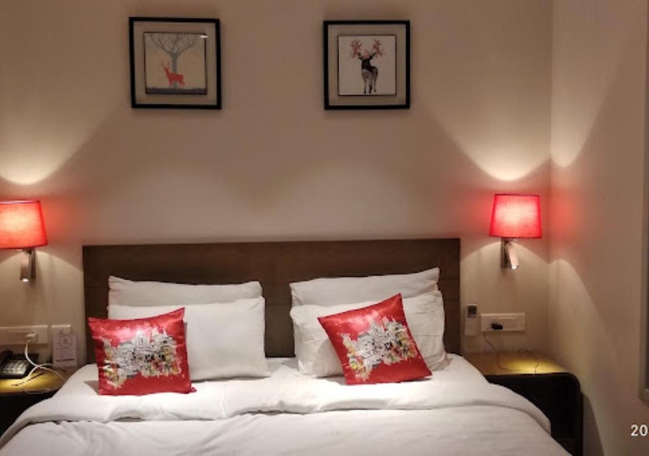 Hotel Le Lotus Grand Kakarmatha Exterior photo