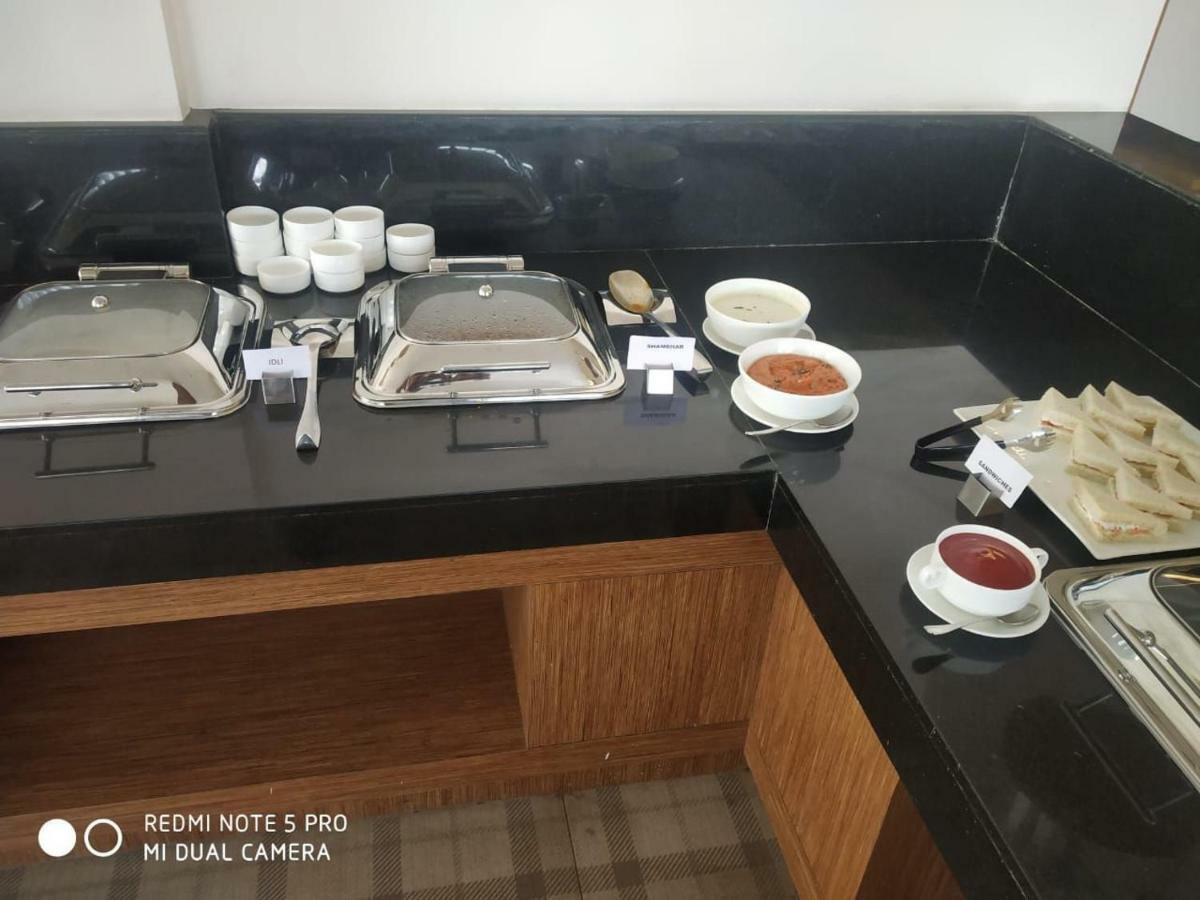 Hotel Le Lotus Grand Kakarmatha Exterior photo